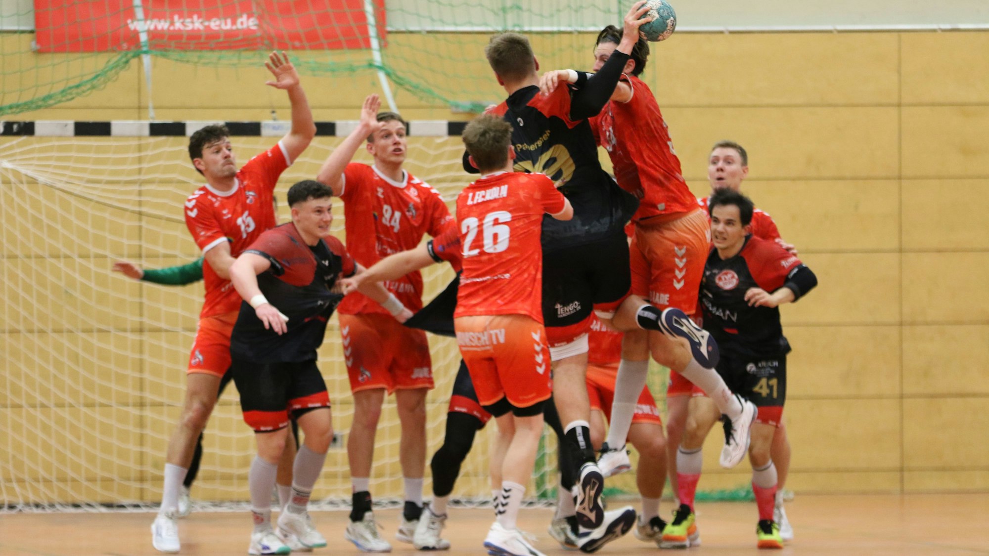 Das Bild zeigt die Angriffsaktion von Robin Voiß, der aber mit allen Mitteln gestoppt wird.