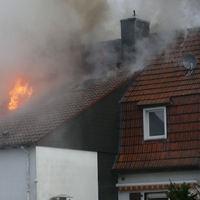Flammen schlugen aus dem Dachstuhl, das Haus ist unbewohnbar.