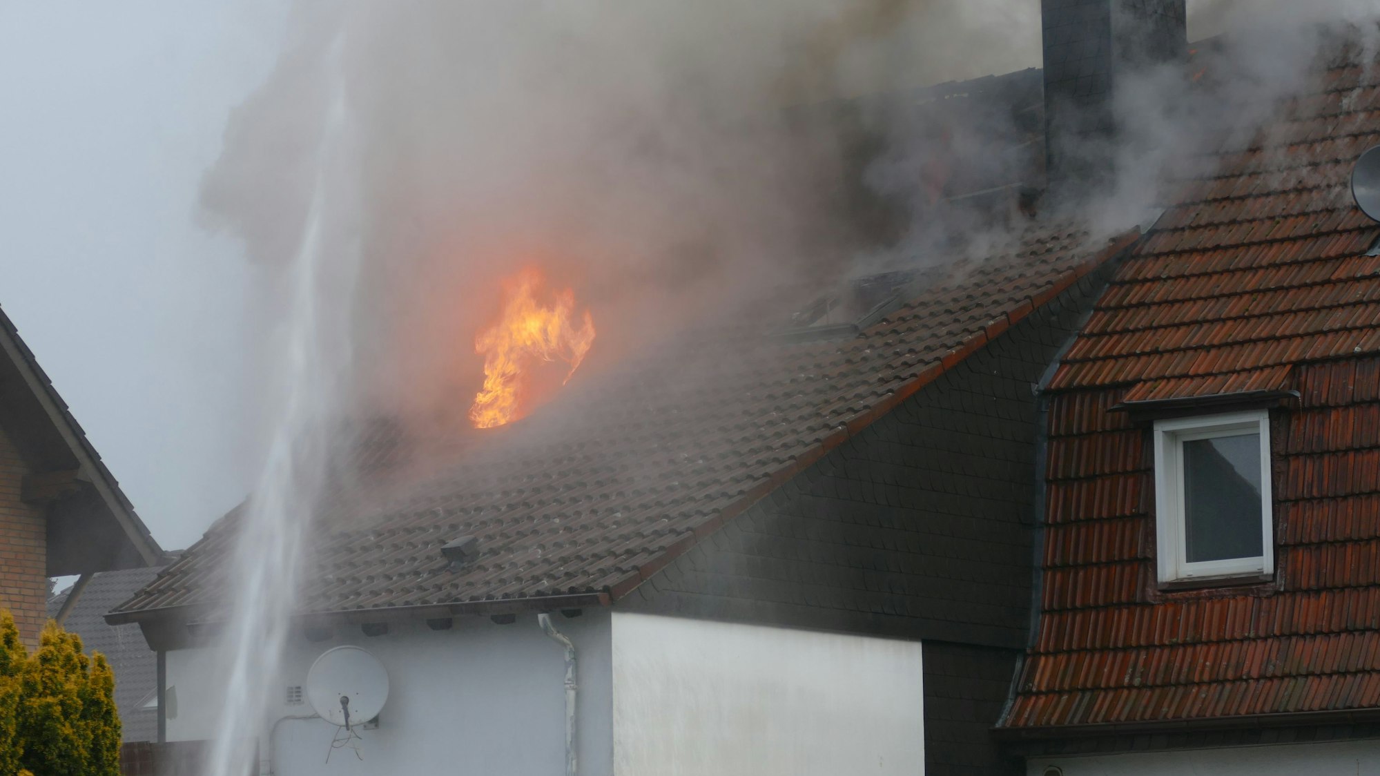 Flammen schlugen aus dem Dachstuhl, das Haus ist unbewohnbar.