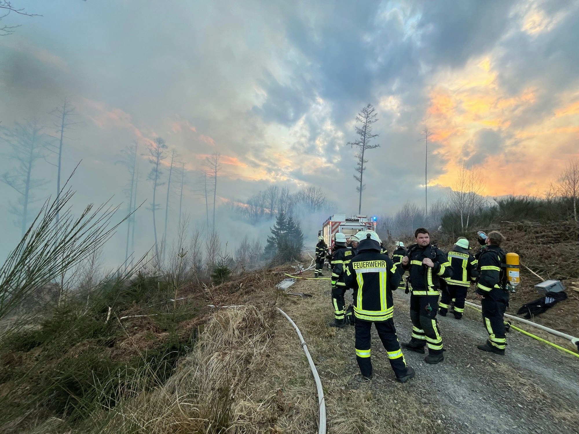 Mehr als 300 Einsatzkräfte sind stundenlang im Einsatz. Die Feuerwehr rechnet damit, dass der Einsatz noch bis in den späten Nachmittag dauert.