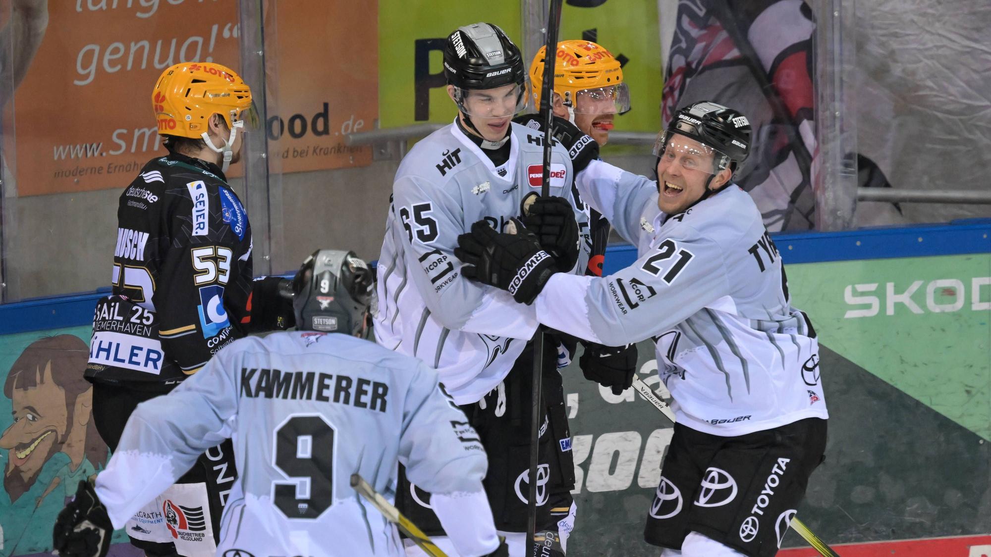 Marco Münzenberger (Mitte) und Juhani Tyrväinen jubeln nach dem 3:2-Siegtreffer in Bremerhaven.
