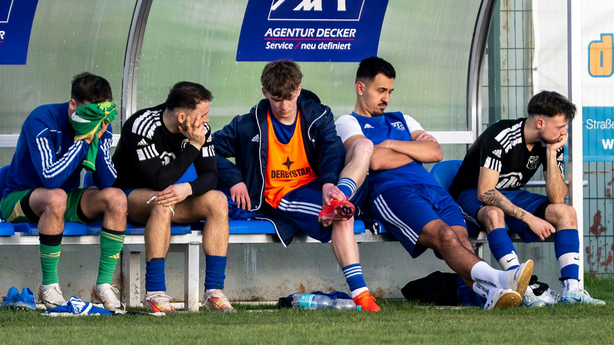 Das Bild zeigt fünf Spieler des SC Wißkirchen auf der Auswechselbank.