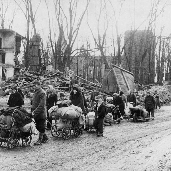 Ein Flüchtlingstreck, viele Menschen mit ihren Habseligkeiten auf Handwagen
