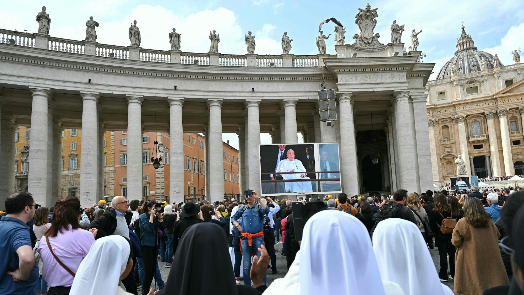 Auf dem Petersplatz wurde Franzikus' kurzer Auftritt auf riesigen Bildschirmen übertragen.