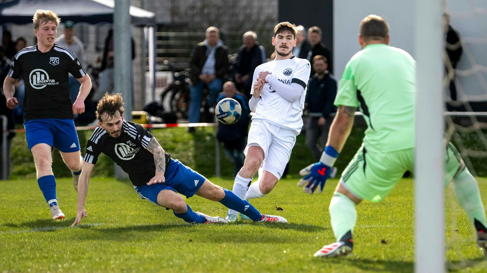 Das Bild zeigt drei Spieler des SC Wißkirchen, die in letzter Sekunde den Angriff verhindern.