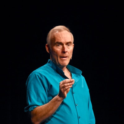 Comedian Johann König steht auf der Bühne des Rhein-Sieg-Forums in Siegburg.