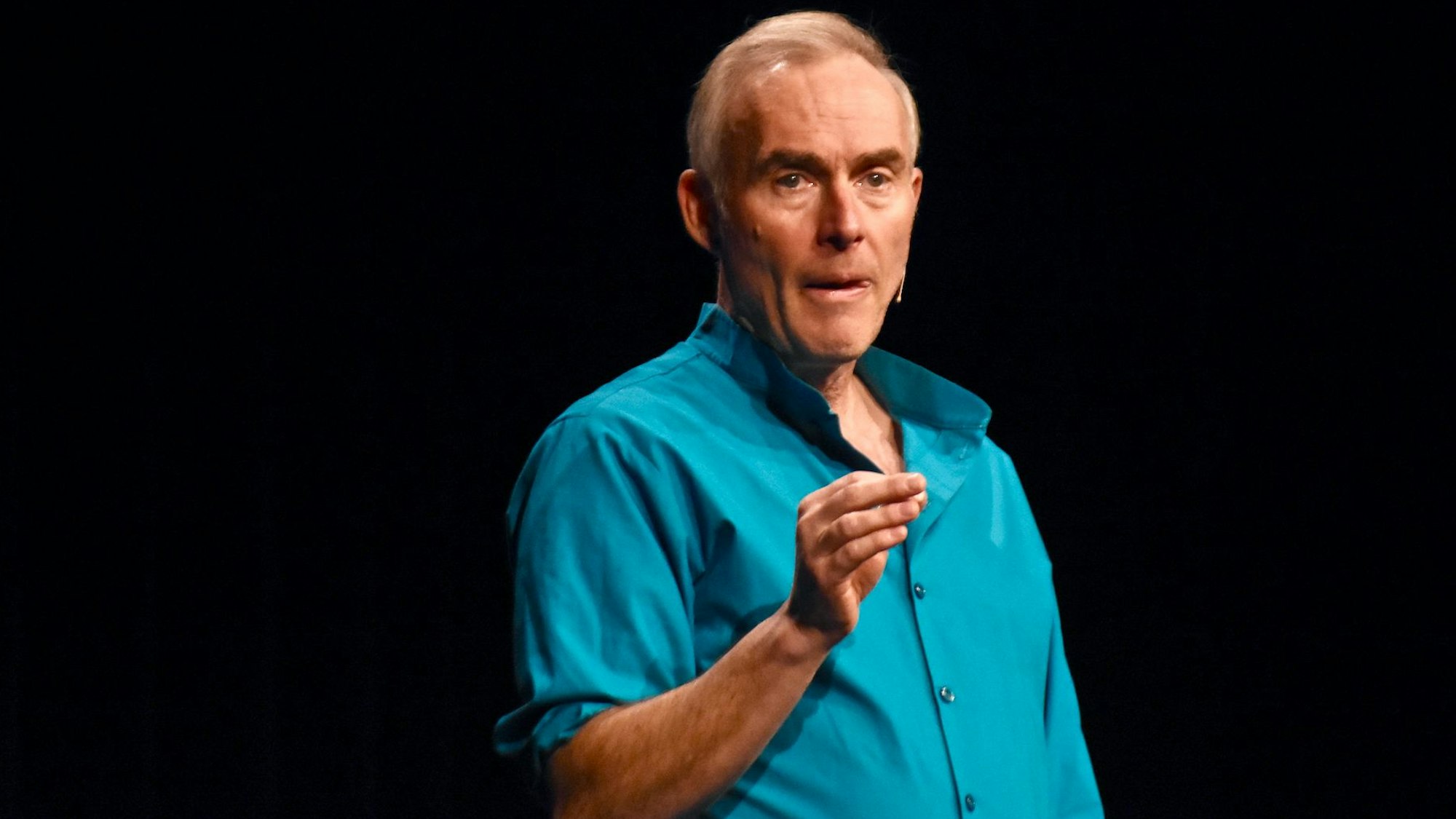 Comedian Johann König steht auf der Bühne des Rhein-Sieg-Forums in Siegburg.