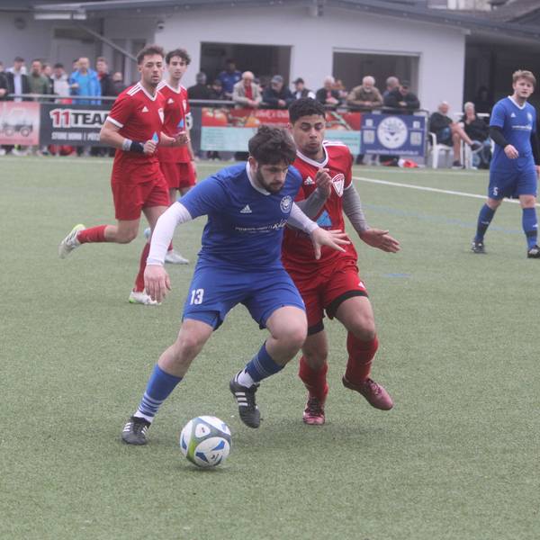 Schenken sich nichts: Georgios Parasiris (vorne) vom SV Hellas Troisdorf und Antonio Heinz vom TSV Wolsdorf.