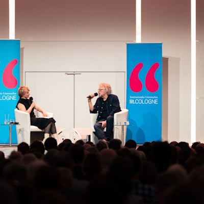 Moderatorin Sabine Heinrichs bat Wolfgang Niedecken in der Flora zum Gespräch.