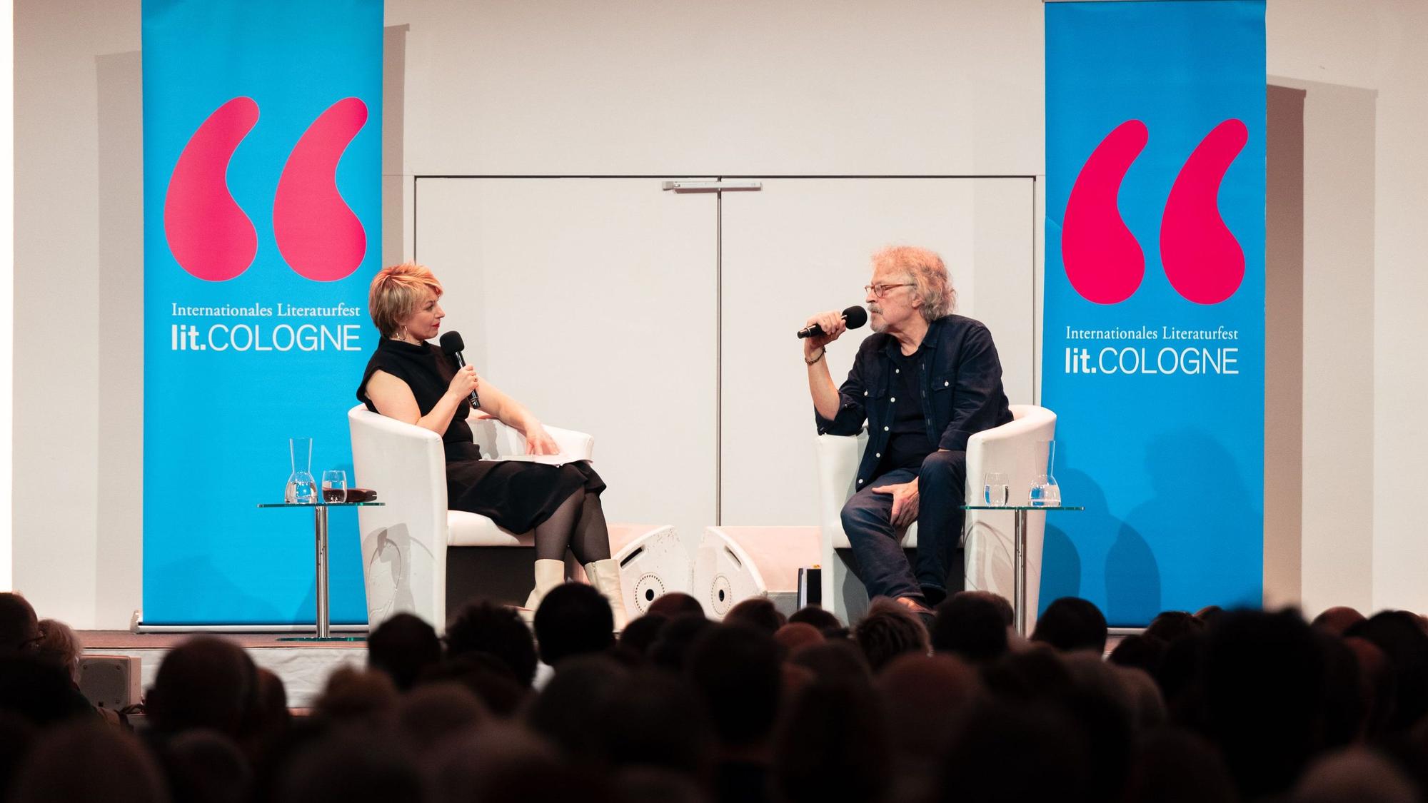 Moderatorin Sabine Heinrichs bat Wolfgang Niedecken in der Flora zum Gespräch.