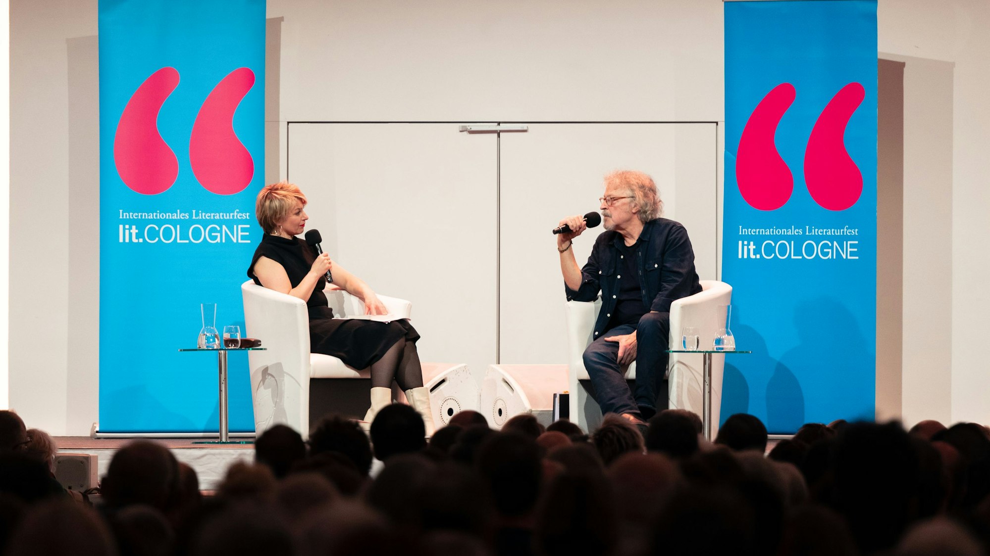 Moderatorin Sabine Heinrichs bat Wolfgang Niedecken in der Flora zum Gespräch.