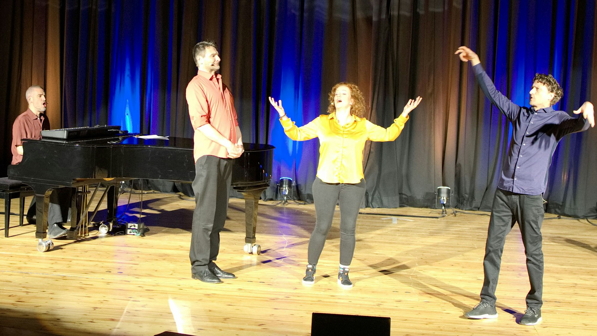 Lukas Frings, Norbert Frieling, Stefany Dreyer und Ronny Miersch bei ihrem Auftritt auf der Bühne des Stadttheaters in Euskirchen.