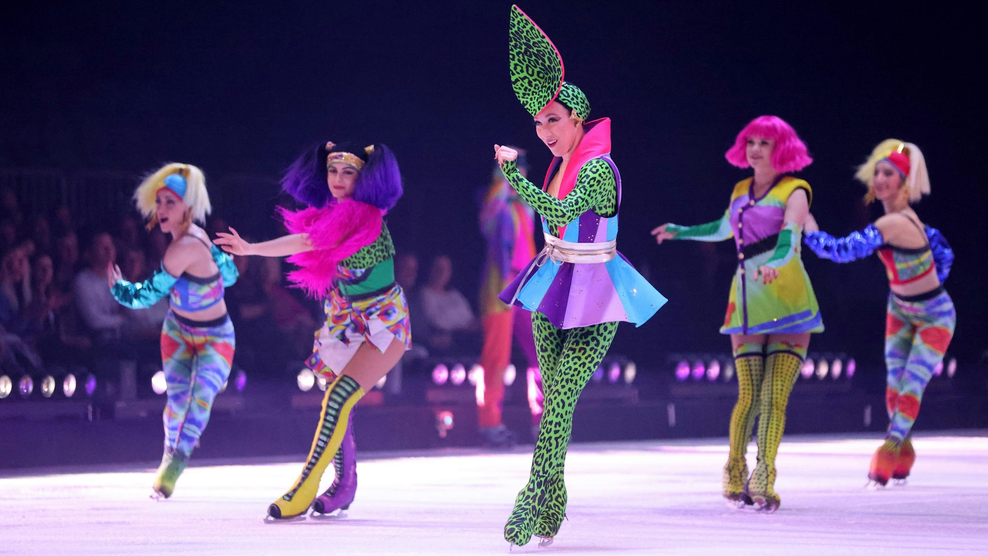 Über 300 Kostüme wurden für das Ensemble von „Holiday on Ice“ maßgeschneidert.