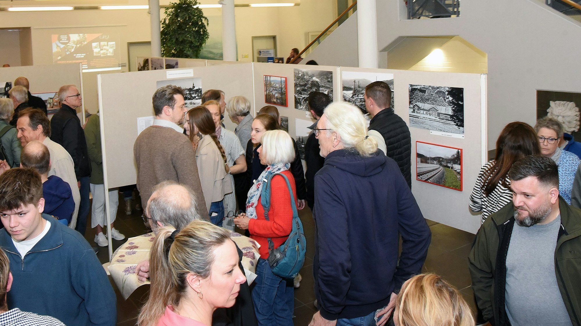 Zur Ausstellungseröffnung kamen zahlreiche Besucherinnen und Besucher ins Rathaus-Foyer.