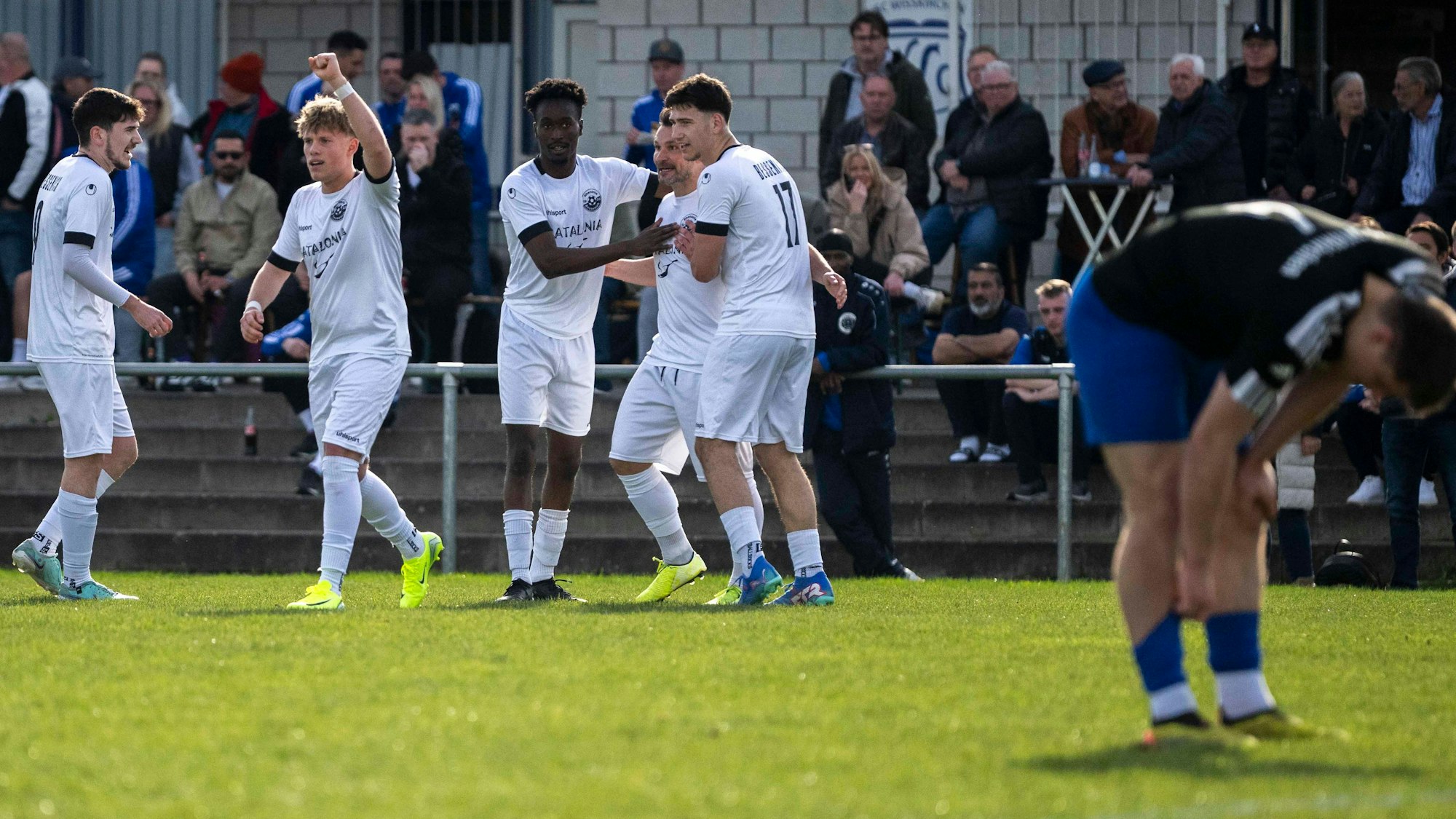 Das Bild zeigt einen Teil der Bessenicher Mannschaft, die sich über den Führungstreffer freut.