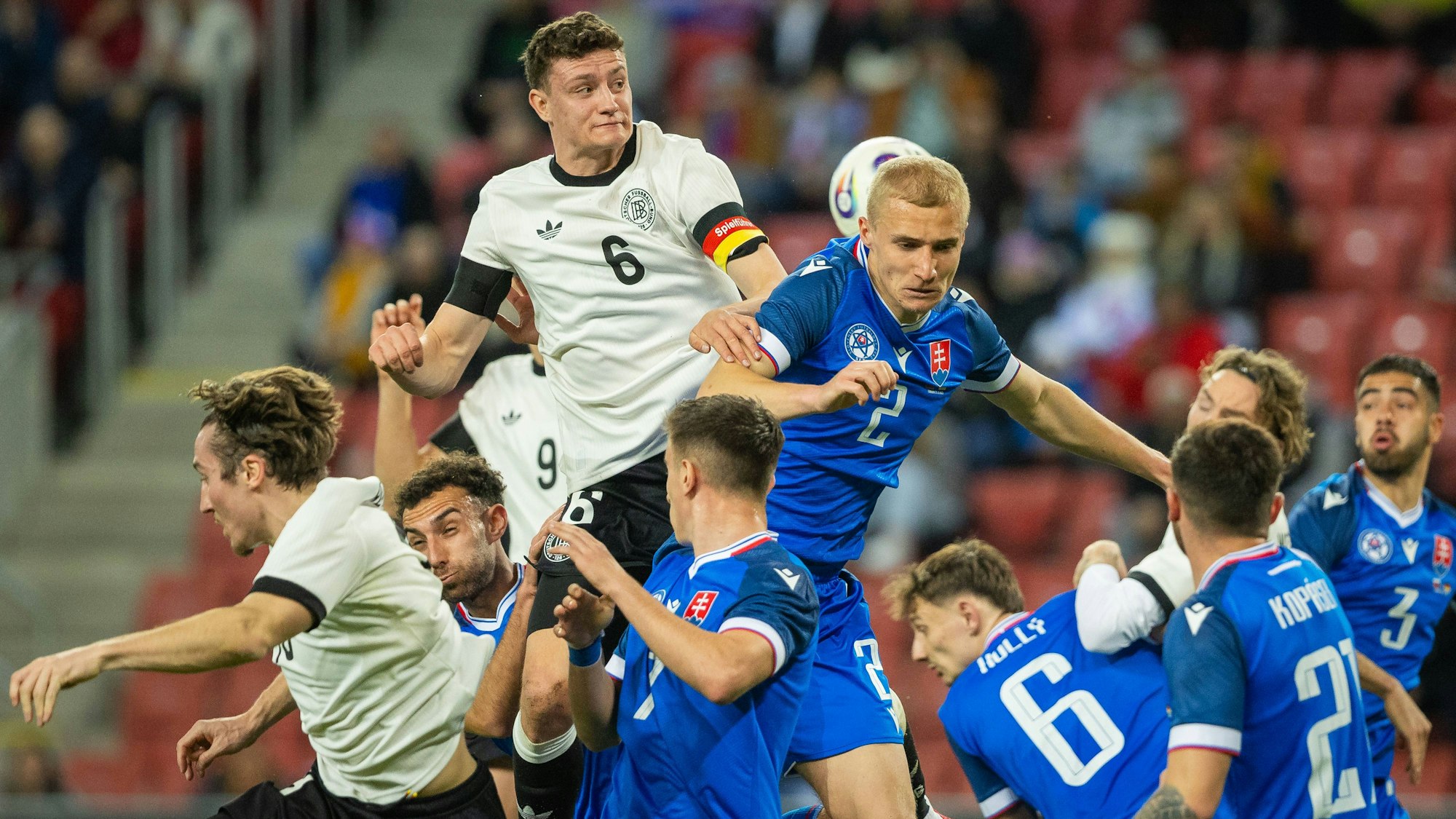 Obenauf: Kölns Eric Martel (Nr. 6) als Kapitän der deutschen U21-Nationalmannschaft im Testspiel gegen EM-Gastgeber Slowakei.