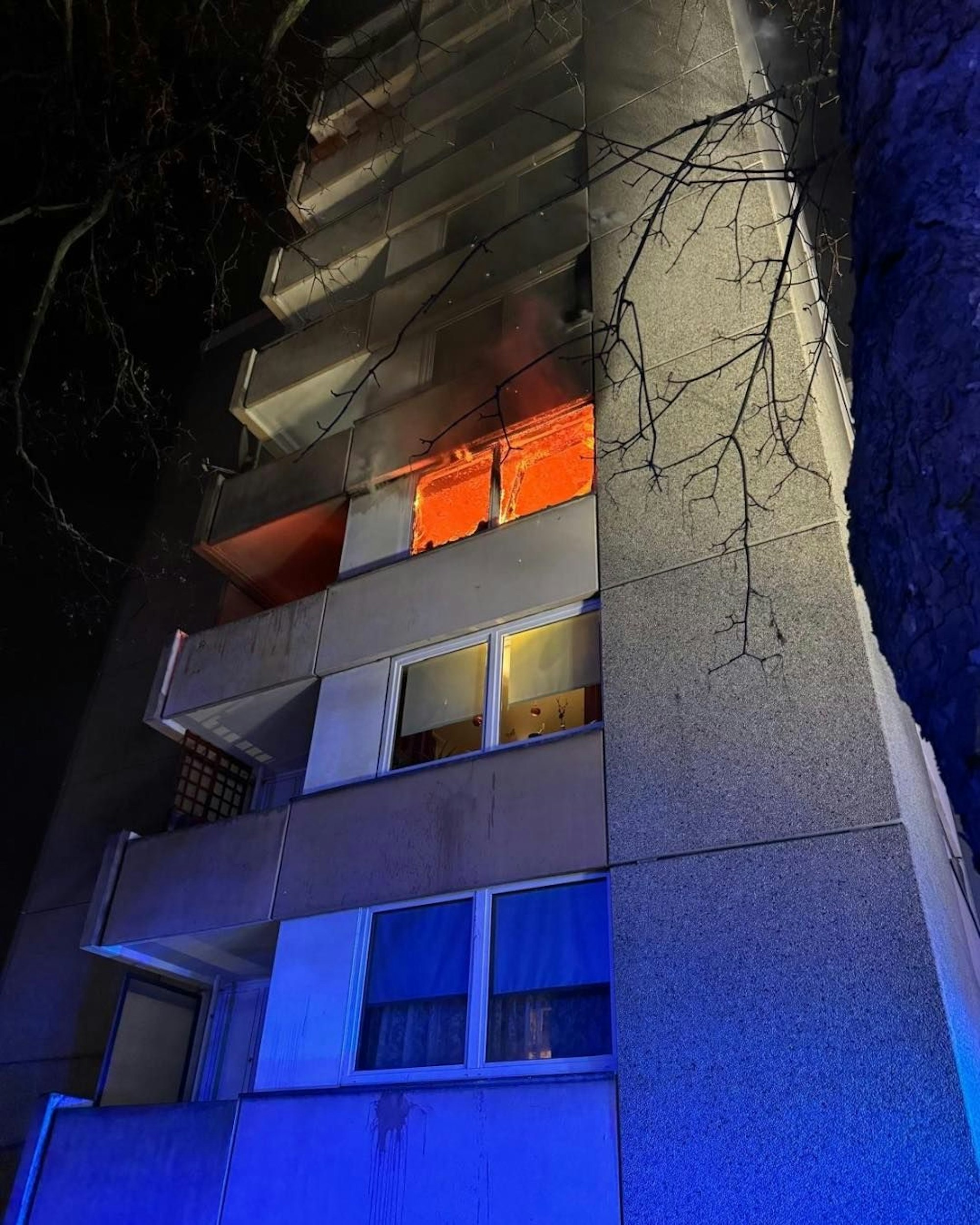 Lichterloh schlugen die Flammen aus der Wohnung in einem Hochhaus an der Sudetenstraße in Hürth.