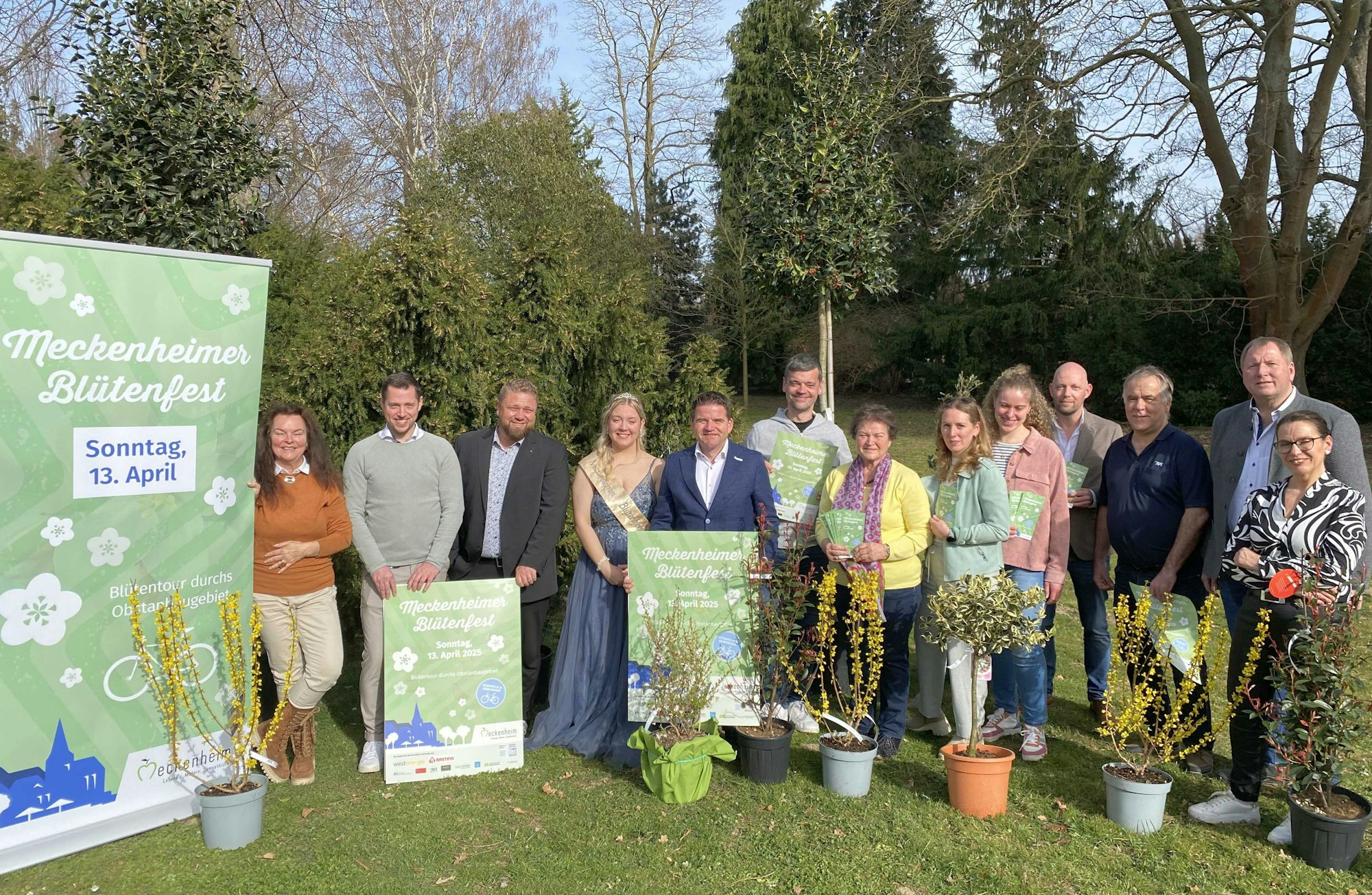 Veranstalter, Blütenkönigin und Bürgermeister stehen nebeneinander bei der Programmvorstellung.