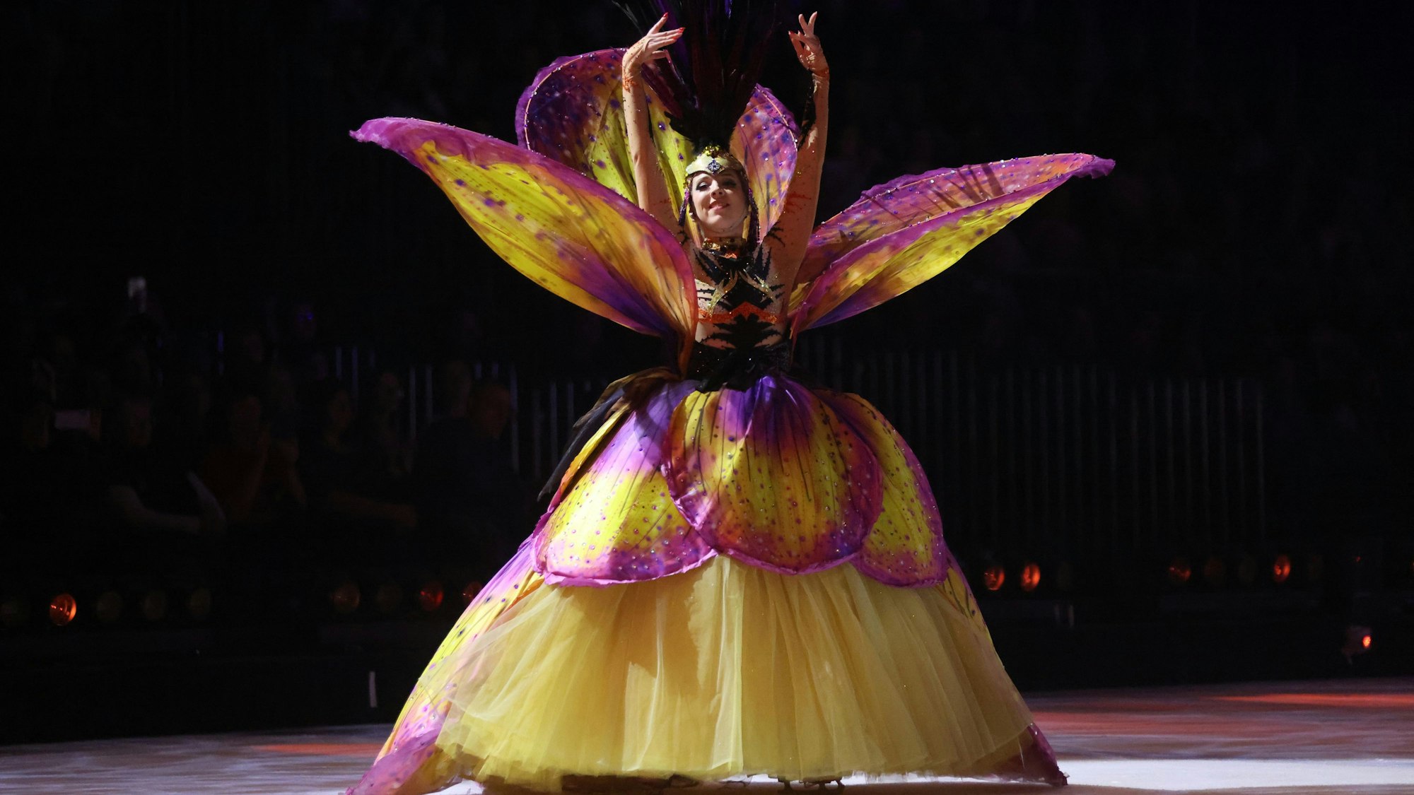 Fantasievolle Figuren glitten über das Eis in der Arena.