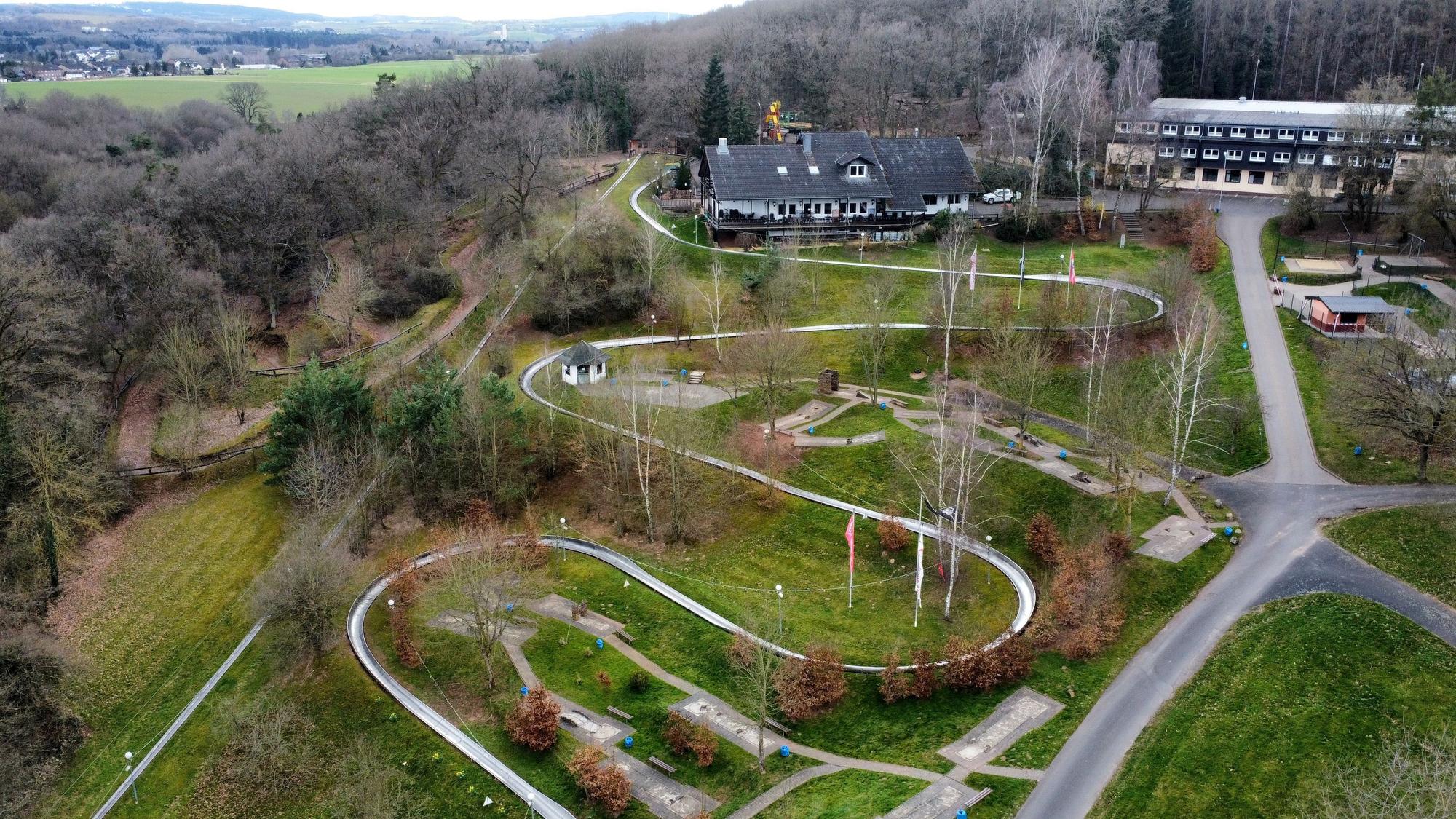 Die Erlebniswelt Eifeltor mit Sommerrodelbahn, Hotel- und Gastronomiegebäuden in Mechernich-Kommern (Drohnenaufnahme).