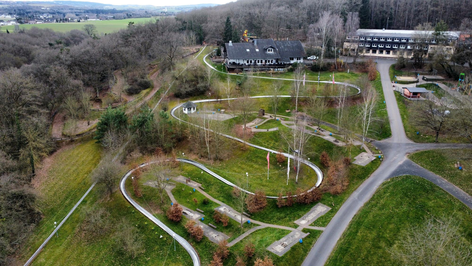 Die Drohnenaufnahme zeigt die Sommerrodelbahn und am oberen Bildrand Hotel und Restaurant.