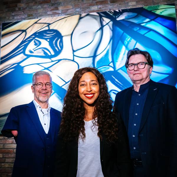 Nach der Ausstellungseröffnung der Werke von Wolfgang Weiss (rechts) durch Rainer Schmidt (links) las Melanie Raabe aus ihrem Roman Der längste Schlaf.
