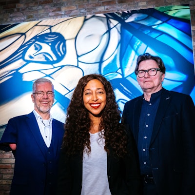 Nach der Ausstellungseröffnung der Werke von Wolfgang Weiss (rechts) durch Rainer Schmidt (links) las Melanie Raabe aus ihrem Roman Der längste Schlaf.