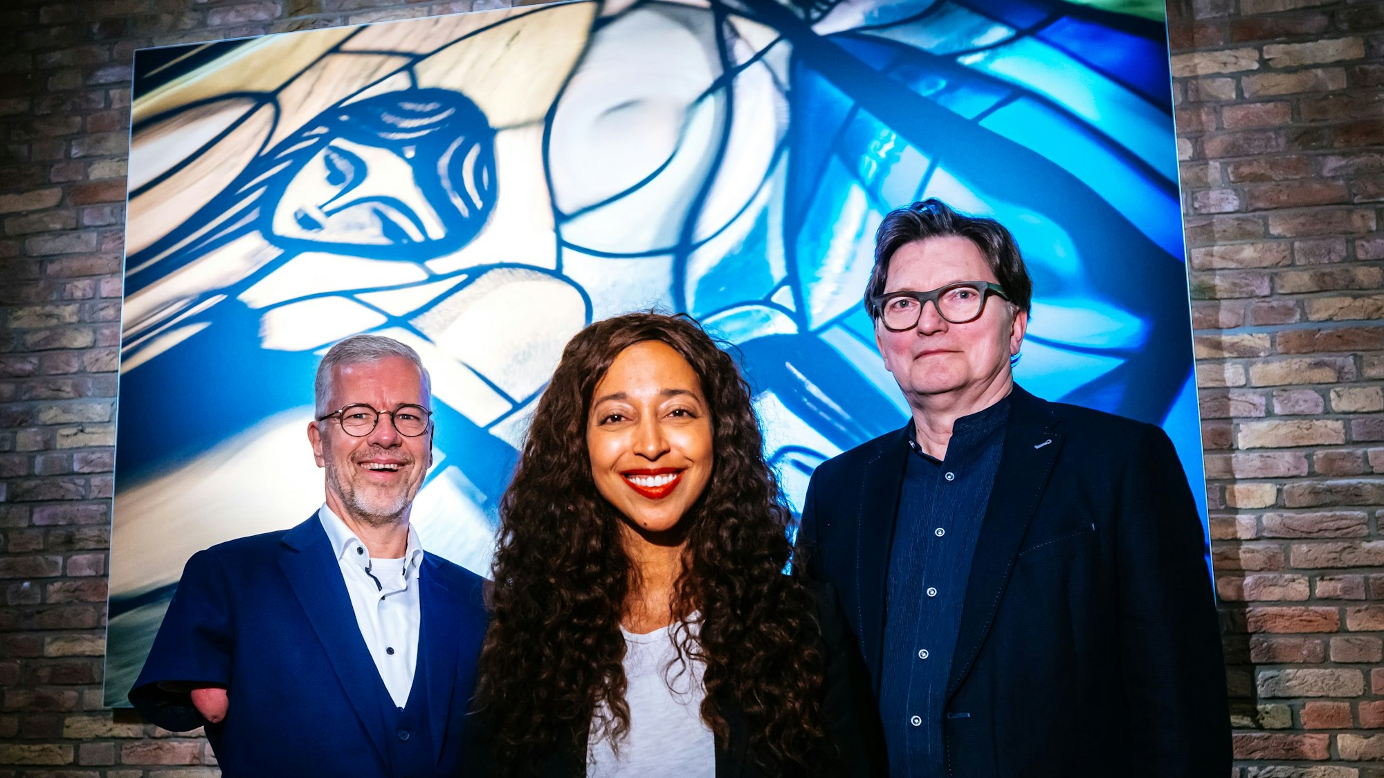 Nach der Ausstellungseröffnung der Werke von Wolfgang Weiss (rechts) durch Rainer Schmidt (links) las Melanie Raabe aus ihrem Roman Der längste Schlaf.