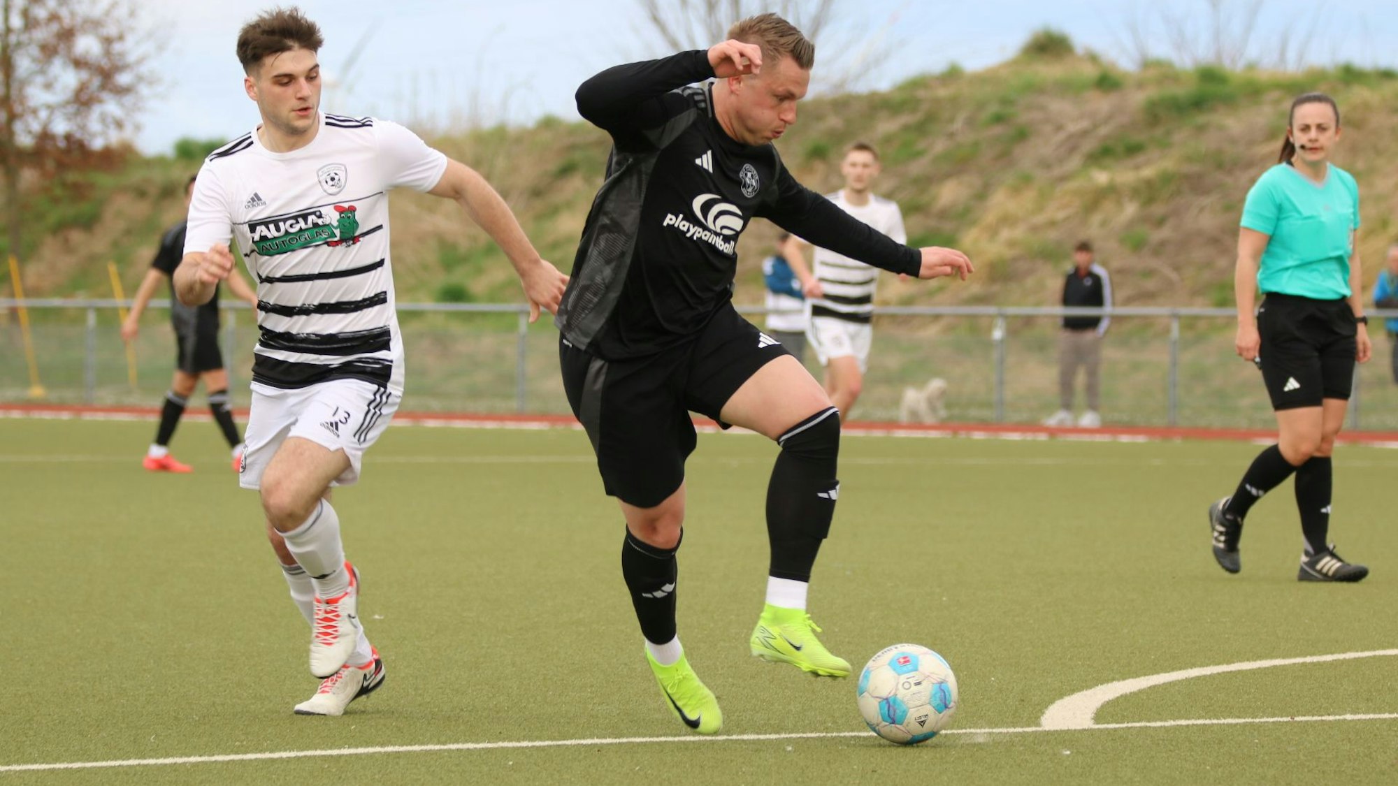 Das Bild zeigt Stürmer Marvin Iskra bei der Ballannahme.