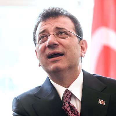 ARCHIV - 20.06.2024, Nordrhein-Westfalen, Düsseldorf: Ekrem Imamoglu, Oberbürgermeister von Istanbul, steht bei einem Empfang im Rathaus vor einer türkischen Fahne. (zu dpa: «Erdogan-Rivale muss in U-Haft · mehr Proteste erwartet») Foto: Oliver Berg/dpa +++ dpa-Bildfunk +++