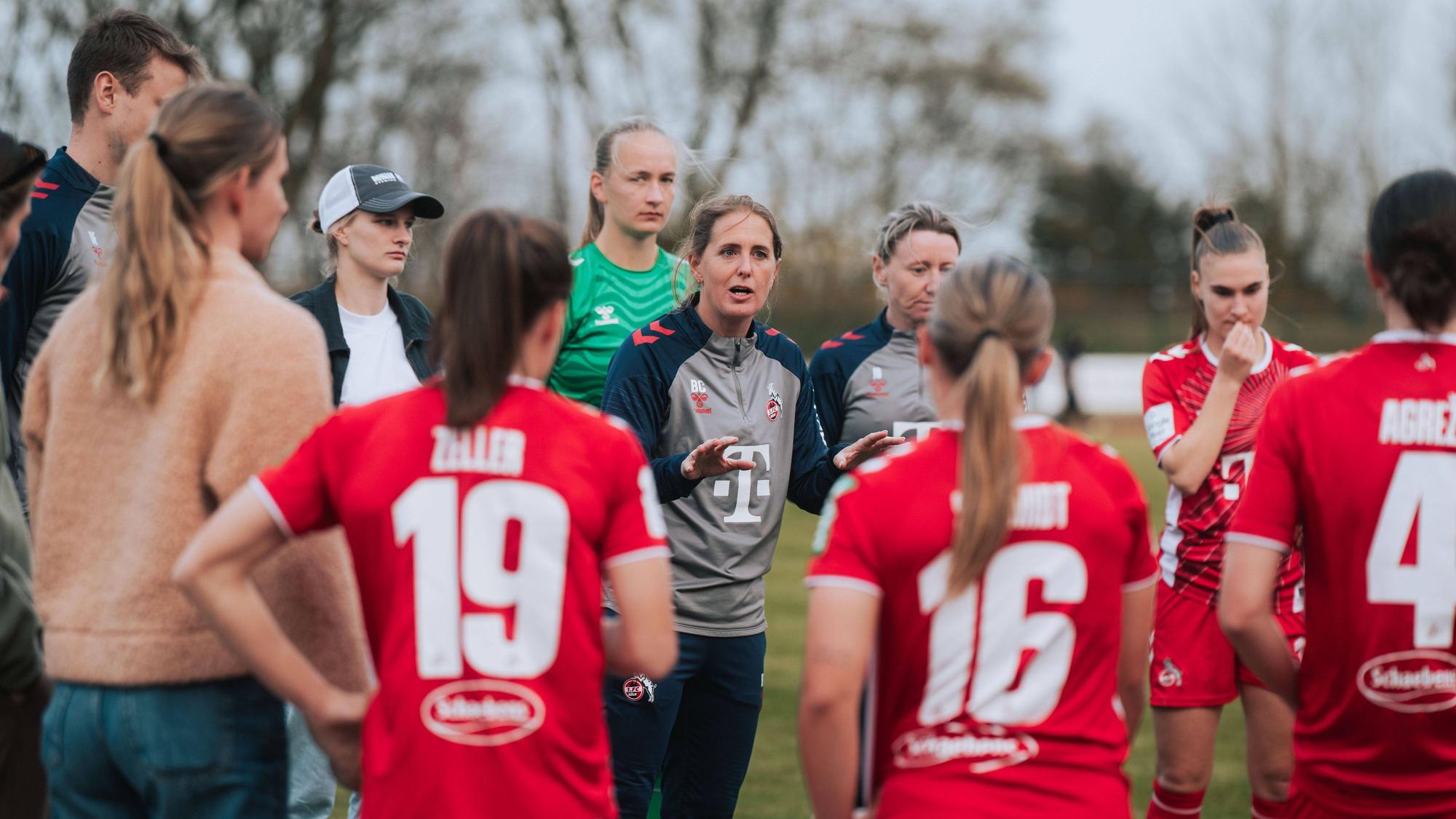 21.03.25, Frauen, Fussball, 1.BL, Test, Saison 2024/2025, 1.FC Köln - SGS Essen Britta Carlson Trainerin vom 1.FC Koeln Mannschaftsansprache nach dem Spiel gegen SGS Essen *** 21 03 25, Women, Soccer, 1 BL, Test, Season 2024 2025, 1 FC Köln SGS Essen Britta Carlson Coach of 1 FC Köln Team speech after the match against SGS Essen