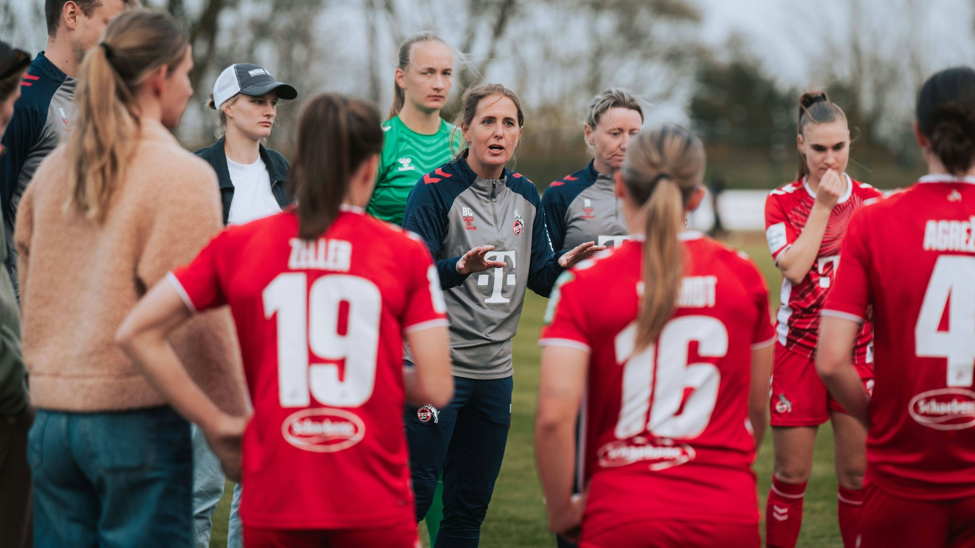 21.03.25, Frauen, Fussball, 1.BL, Test, Saison 2024/2025, 1.FC Köln - SGS Essen Britta Carlson Trainerin vom 1.FC Koeln Mannschaftsansprache nach dem Spiel gegen SGS Essen *** 21 03 25, Women, Soccer, 1 BL, Test, Season 2024 2025, 1 FC Köln SGS Essen Britta Carlson Coach of 1 FC Köln Team speech after the match against SGS Essen