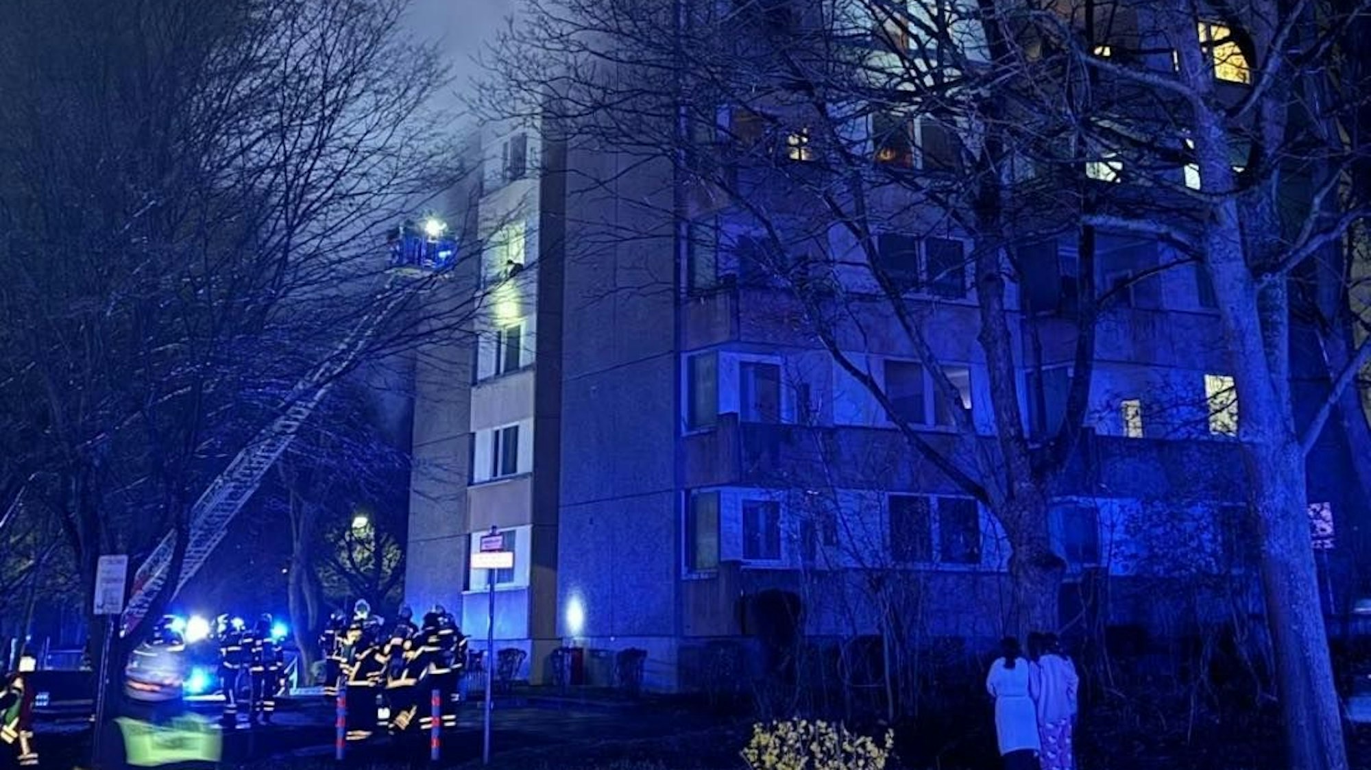 Mit einem Großaufgebot hatte die Feuerwehr den Brand in einem Hochhaus an der Sudetenstraße in Hürth-Hermülheim bekämpft.