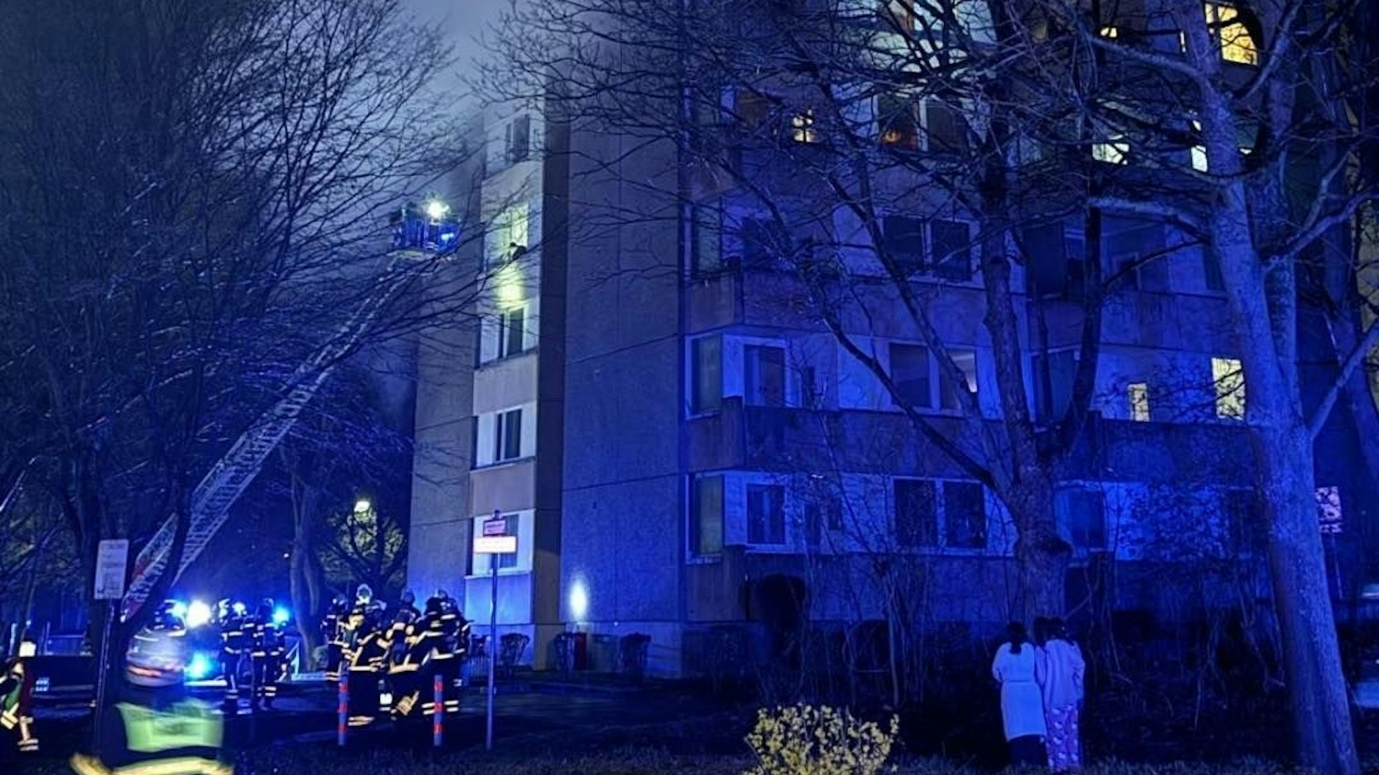 Mit einem Großaufgebot hat die Feuerwehr in der Nacht auf Sonntag einen Brand in einem Hochhaus an der Sudetenstraße in Hürth-Hermülheim bekämpft.