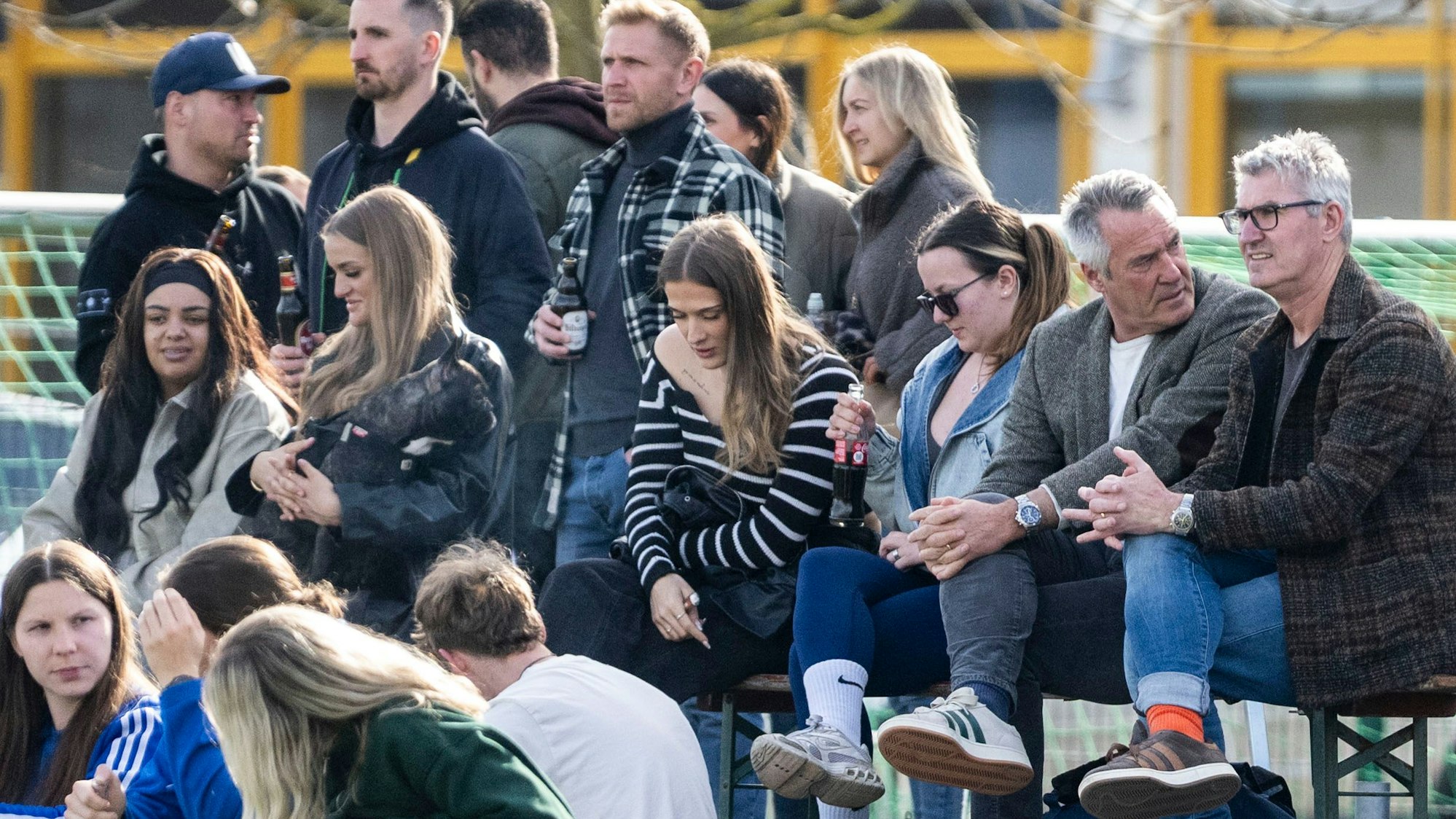 Das Bild zeigt einen Teil der Zuschauer auf der Triibüne.
