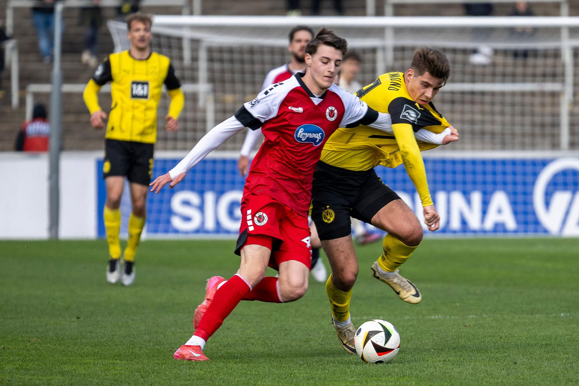 15.03.25, Fussball: 3. Liga, Saison 2024/2025, 29. Spieltag, Borussia Dortmund - Viktoria Köln 1904 e.V. im Stadion Rote Erde in Dortmund. Zweikampf zwischen Malek El Mala Viktoria Koeln, 42 und Franz Roggow BVB U23, 08. Wichtiger Hinweis: Gemaess den Vorgaben der DFL Deutsche Fussball Liga bzw. des DFB Deutscher Fussball-Bund ist es untersagt, in dem Stadion und/oder vom Spiel angefertigte Fotoaufnahmen in Form von Sequenzbildern und/oder videoaehnlichen Fotostrecken zu verwerten bzw. verwerten zu lassen. Foto: Kirchner-Media/Thomas Haesler *** 15 03 25, Soccer 3 Liga, Season 2024 2025, Matchday 29, Borussia Dortmund Viktoria Köln 1904 e V at Stadion Rote Erde in Dortmund duel between Malek El Mala Viktoria Koeln, 42 and Franz Roggow BVB U23, 08 Important note In accordance with the regulations of the DFL German Football League and the DFB German Football Association, it is prohibited to utilize or have utilized photographs taken in the stadium or of the match in the form of sequential images or video-like photo series Foto Kirchner Media Thomas Haesler Copyright: xKirchner-Media/ThomasxHaeslerx