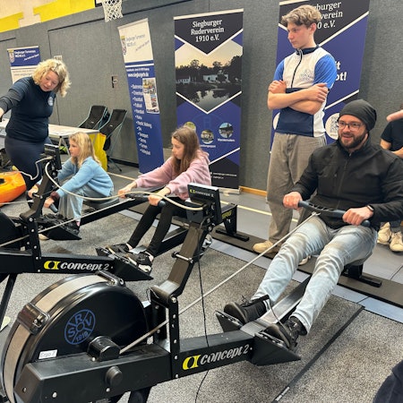 Ruderer können auch an Land trainieren: Beim Stadtsporttag in Siegburg durfte jeder mitmachen.