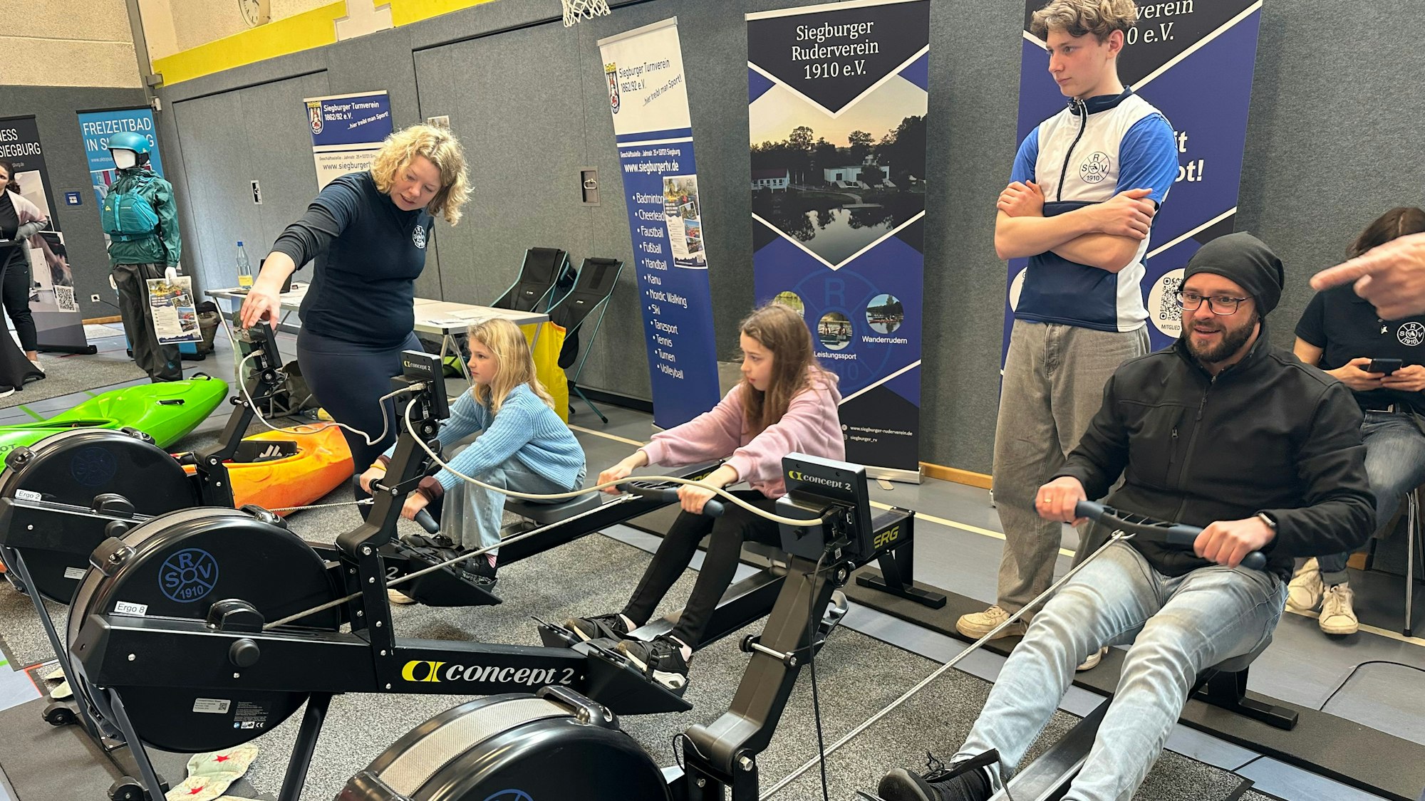 Ruderer können auch an Land trainieren: Beim Stadtsporttag in Siegburg durfte jeder mitmachen.