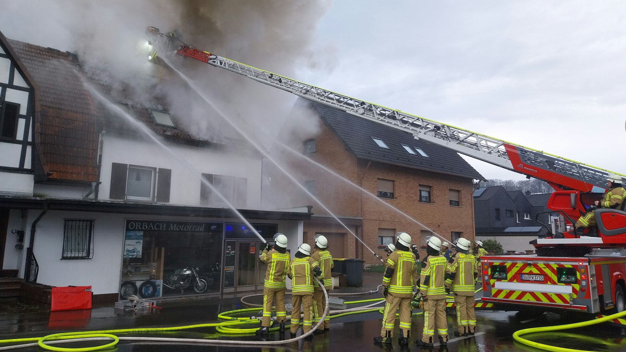 Die Lohmarer Feuerwehr war am Sonntagmorgen mit einem Großaufgebot im Einsatz.