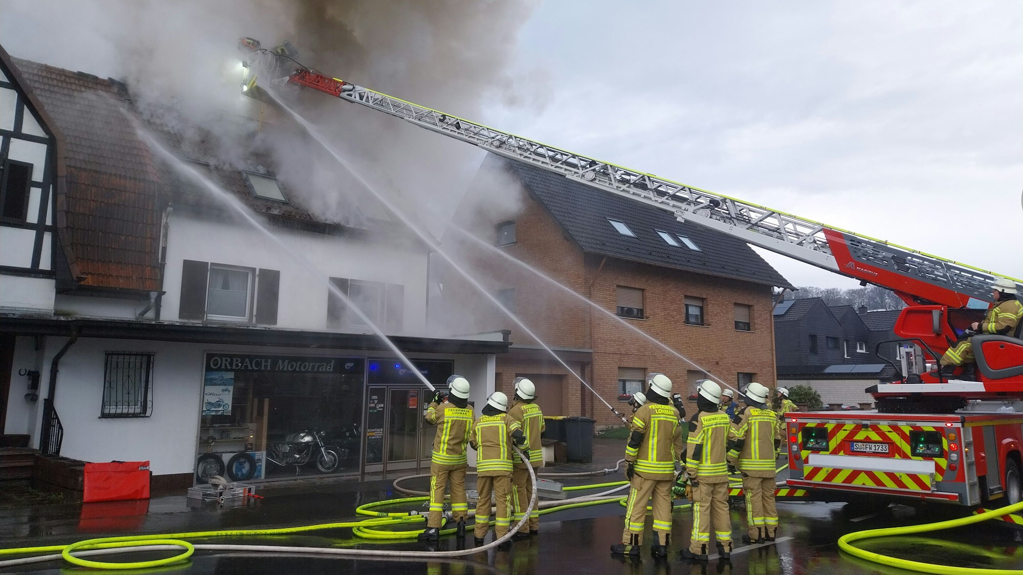 Dichter Rauch stieg aus dem Dachstuhl, das Haus in Lohmar-Agger ist unbewohnbar.