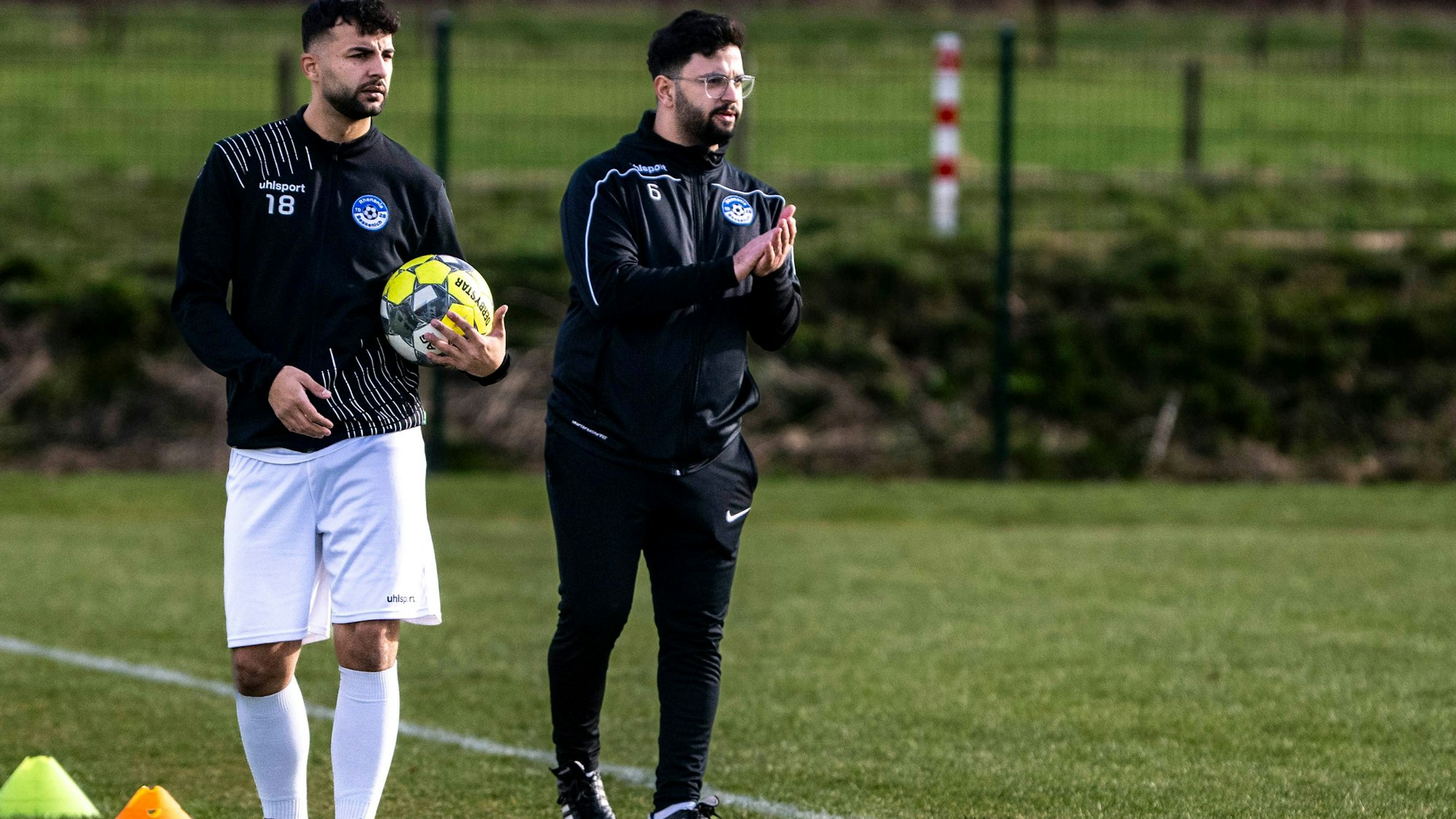 Das Bild zeigt Can Celik an der Seitenlinie während des Spiels.