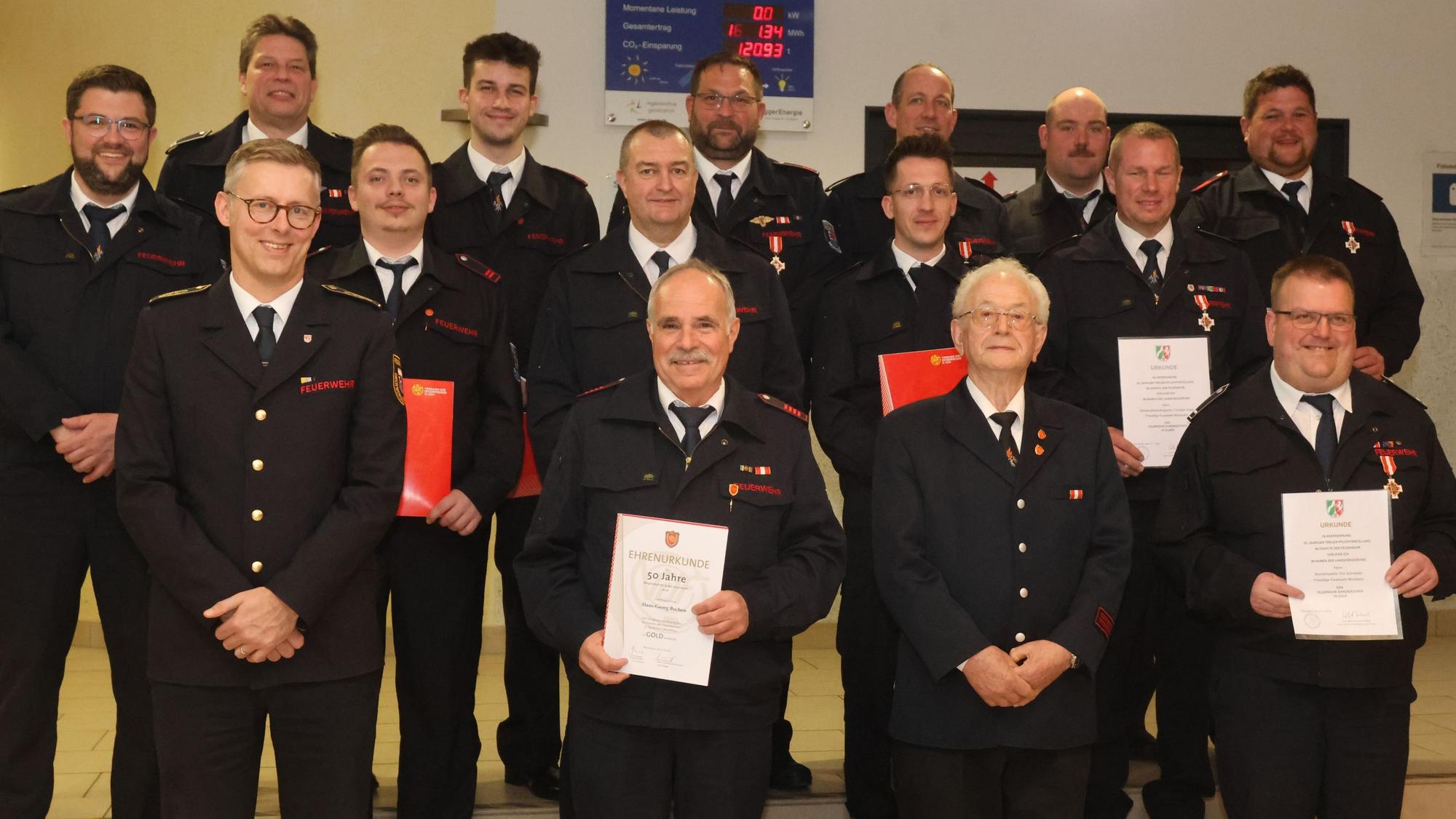 Auf der Jahresdienstbesprechung wurden auch verdiente Feuerwehrleute von mit Christian Stangier (l.) und Kreisbrandmeister Julian Seeger (l.v.) geehrt.