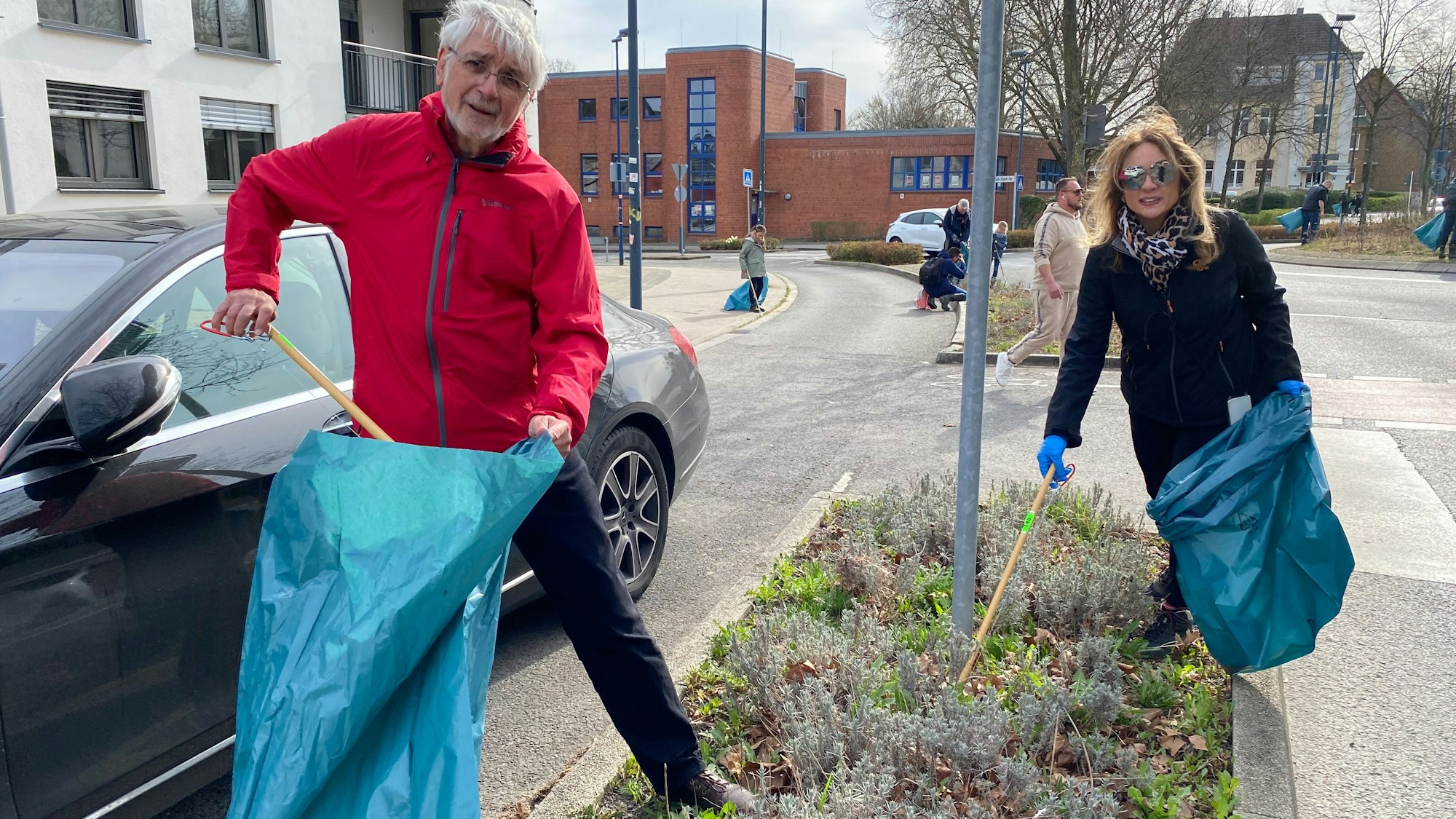 Aylin Kocabeygirli und Ady Osterspey halfen gern, Hürth sauber zu halten.