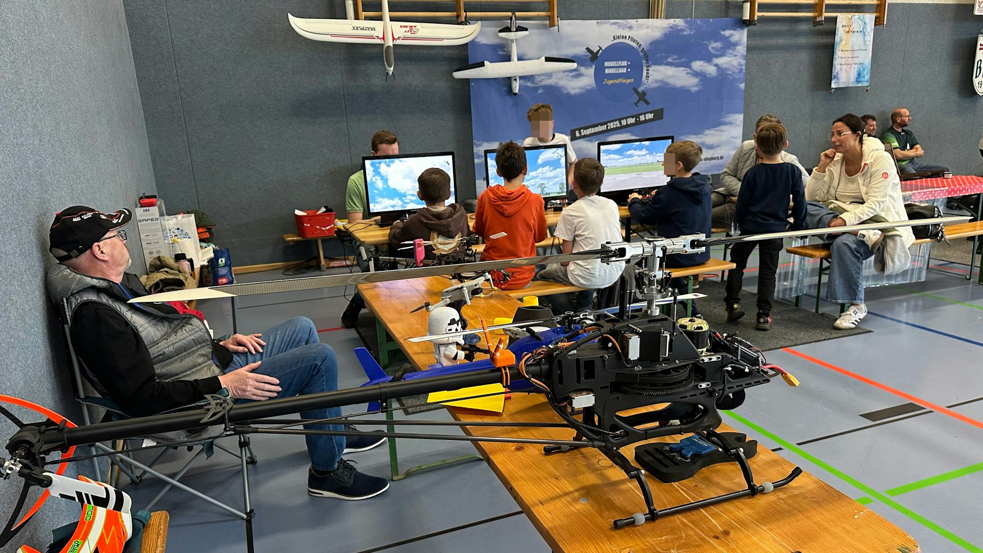 Tom Franke (l.), Geschäftsführer Flugmodell-Sportclubs Siegburg, hat alles im Blick. Völlig ungezwungen konnten die Jugendlichen virtuelle Probeflüge durchführen.