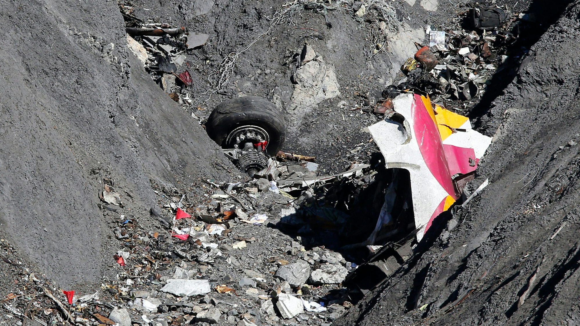 Trümmerteile liegen an der Absturzstelle des Germanwings-Flugzeugs in den französischen Alpen.