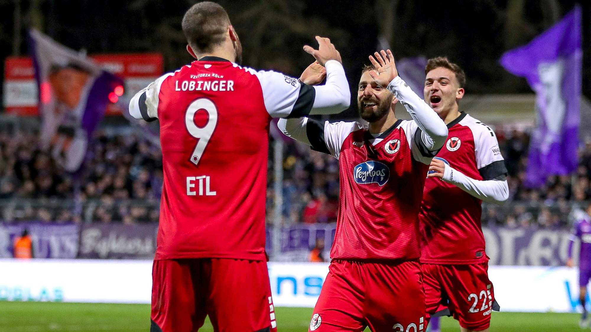08.12.2024, Fußball, FC Viktoria Köln VfL Osnabrück, 3.Liga, Sportpark Höhenberg, Saison 2024 2025: Torjubel nach dem 2:0 durch das Eigentor von Dave Gnaase VfL Osnabrück 26 - Serhat-Semih Güler Viktoria Köln 30 steht jubelnd mit Lex-Tyger Lobinger Viktoria Köln 9 auf dem Spielfeld. DFB regulations prohibit any use of photographs as image sequences and or quasi-video. Nordrhein-Westfalen Deutschland *** 08 12 2024, Football, FC Viktoria Köln VfL Osnabrück, 3 Liga, Sportpark Höhenberg, Saison 2024 2025 Torjubel nach dem 2 0 durch das Eigentor von Dave Gnaase VfL Osnabrück 26 Serhat Semih Güler Viktoria Köln 30 steht jubilant mit Lex Tyger Lobinger Viktoria Köln 9 auf dem Spielfeld DFB regulations prohibit any use of photographs as image sequences and or quasi video Nordrhein Westfalen Germany