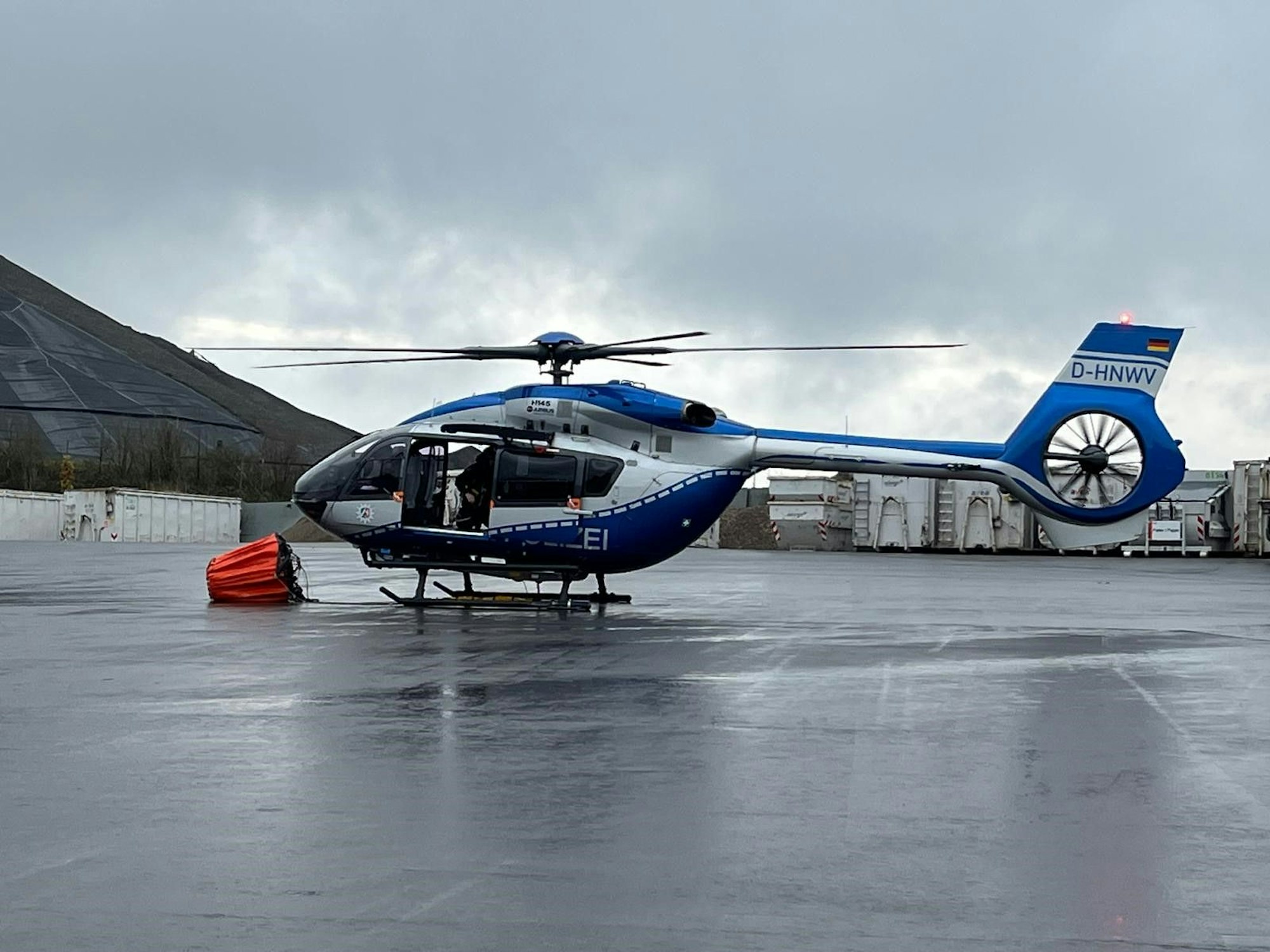 Auch ein Polizeihubschrauber wurde zum Löschen des Waldbrandes eingesetzt