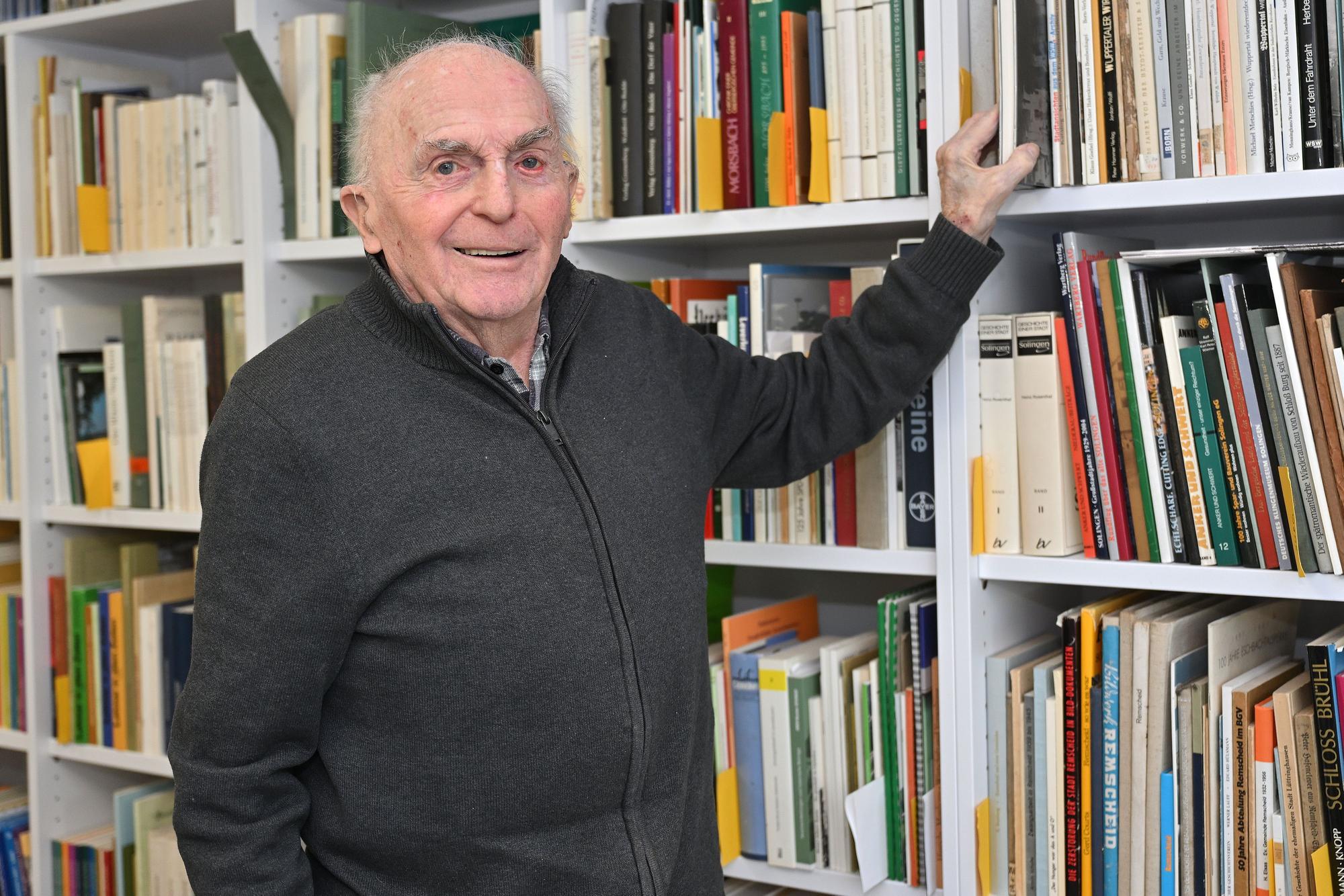 Heinz Paul vor einem Bücherregal im Geschichte-Lokal Bensberg.