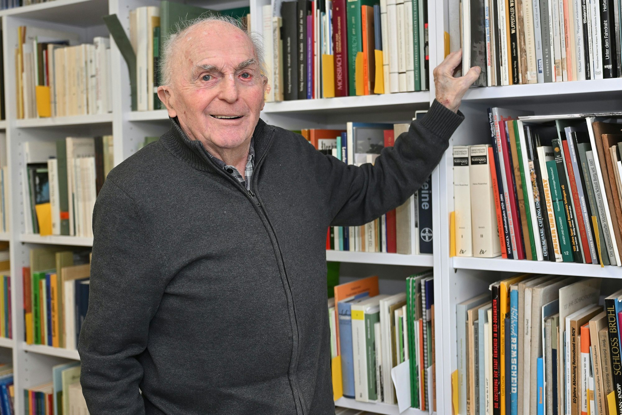 Heinz Paul vor einem Bücherregal im Geschichte-Lokal Bensberg.
