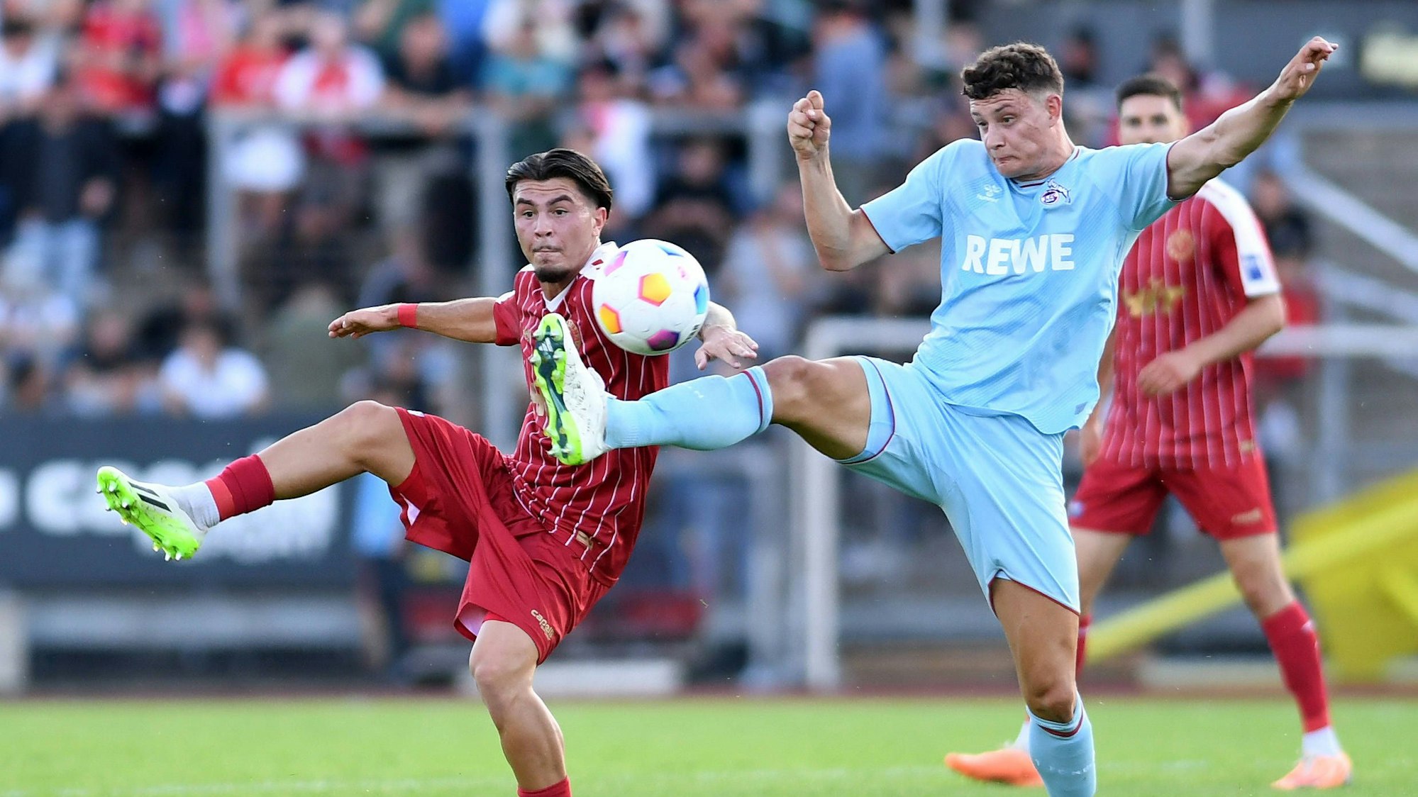 Gianluis Di Fine (r.) im Zweikampf gegen Eric Martel vom 1. FC Köln (l.)